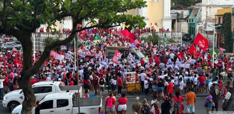 Adélia e Rui Costa param centro de Ilhéus com milhares de pessoas na caminhada da vitória