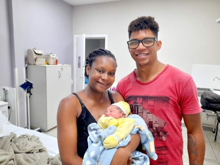 Primeiro bebê do ano no Materno-Infantil de Ilhéus homenageia dois ídolos esportivos da família