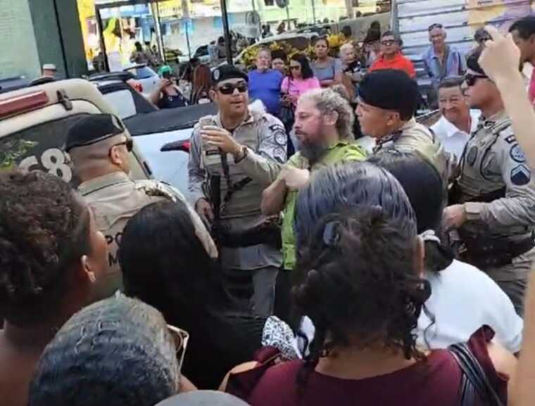 Professor é preso durante protesto por transporte público em Ilhéus
