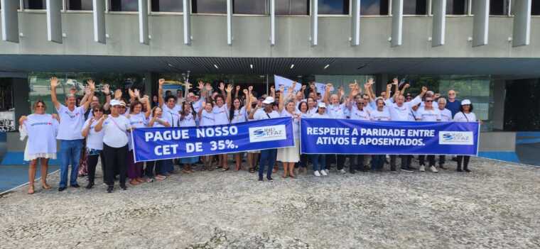 Em protesto na Sefaz-Bahia, fazendários aposentados exigem correção de vencimentos