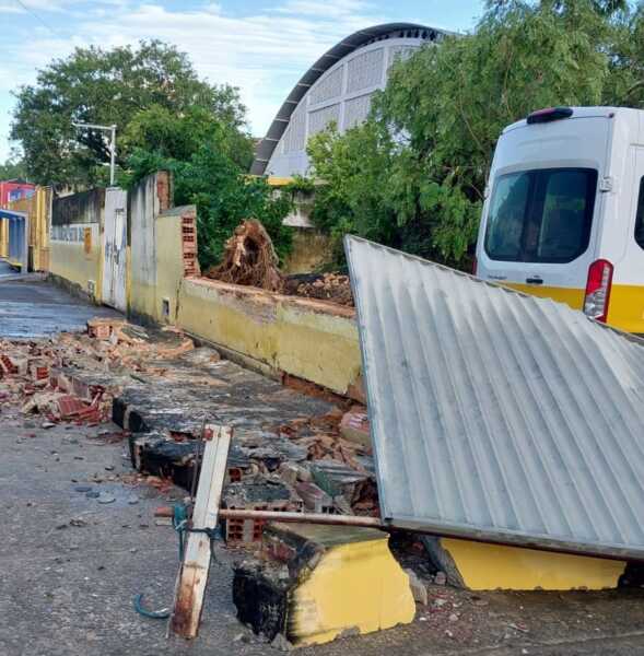 Chuvas e ventos fortes derrubam muro do IME em Ilhéus