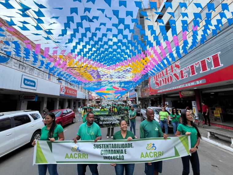 Catadores de materiais recicláveis participam de caminhada no centro de Itabuna para comemorar seu dia