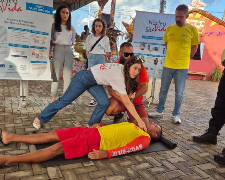 Ilhéus recebe desfibrilador público e capacita população para salvar vidas