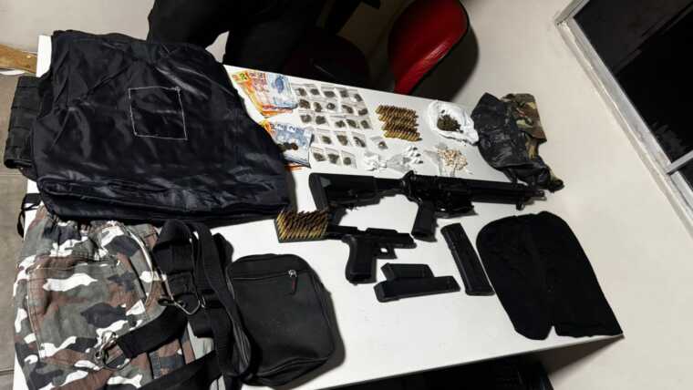 Ação integrada das forças de segurança apreende fuzil, pistola, munições e drogas em Ilhéus