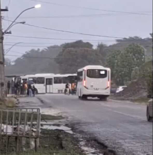 Ônibus não rodam até o ponto final do trajeto e trabalhadores do Polo de Informática de Ilhéus se sentem prejudicados