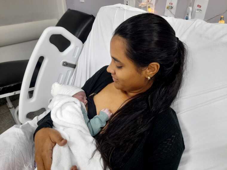 Agosto Dourado: incentivo à amamentação no Materno-Infantil de Ilhéus acontece nos primeiros minutos do nascimento do bebê