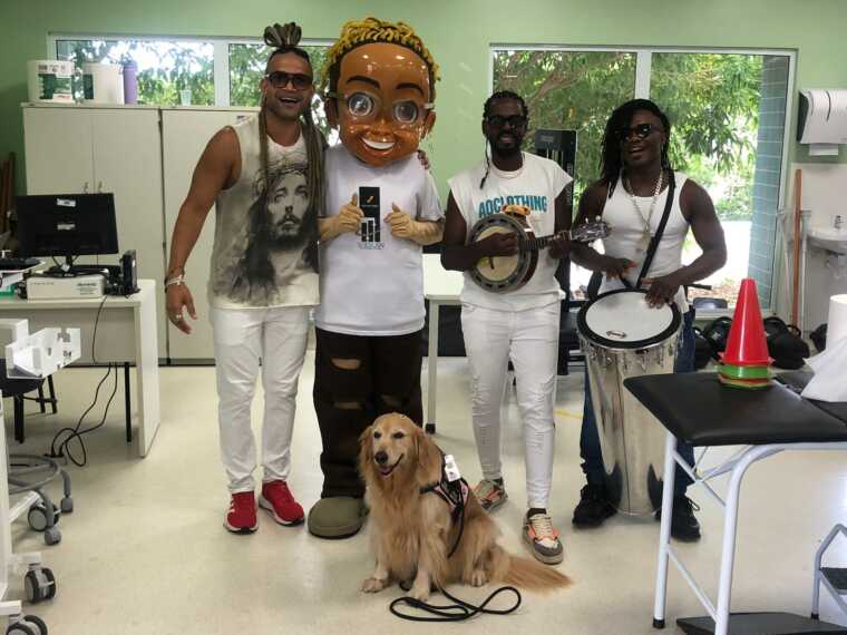 Cão terapeuta e música levam clima de Natal aos pacientes do Hospital Ortopédico do Estado da Bahia