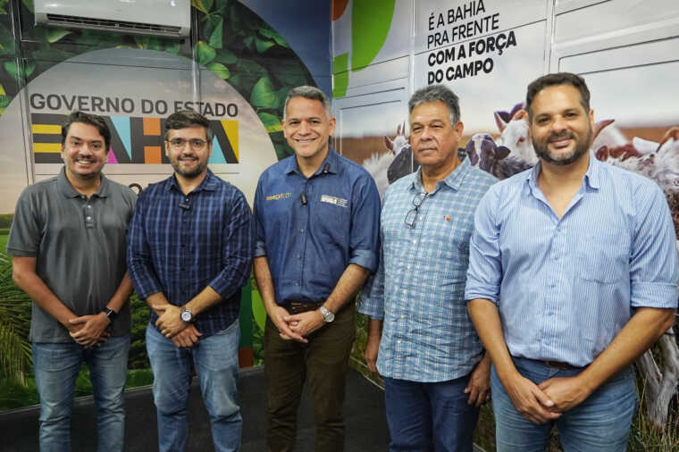 Prefeito Valderico Junior se reúne com o secretário de Agricultura da Bahia, Pablo Barrozo, durante a FENAGRO
