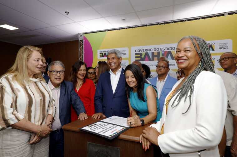 Governo da Bahia assina acordo relativo ao piso do magistério