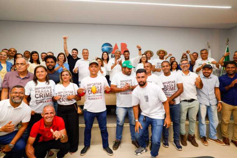 Governador Jerônimo Rodrigues discute impactos da queda no preço do cacau com produtores e prefeitos em Gandu