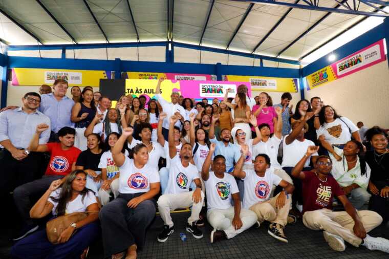 Jerônimo Rodrigues abre ano letivo de 2026 da rede estadual durante inauguração de colégio requalificado em Salvador