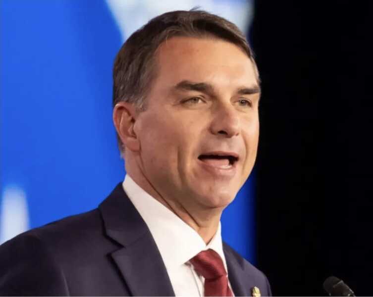 Flávio Bolsonaro pede interferência dos EUA na eleição brasileira