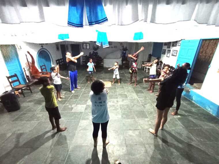 Teatro Popular de Ilhéus realiza oficinas gratuitas* *para adolescentes no bairro da Conquista