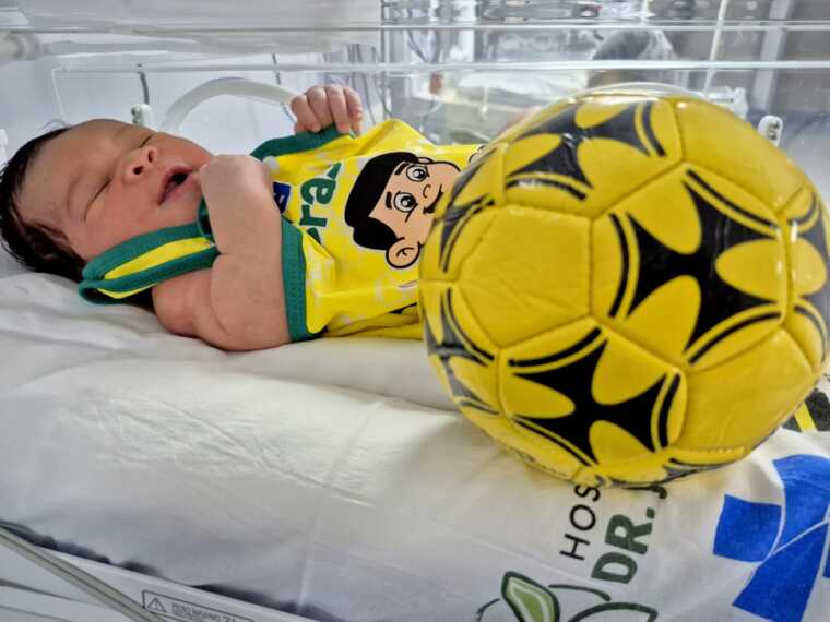 Clima de Copa do Mundo toma conta dos recém-nascidos do Hospital Materno-Infantil Dr. Joaquim Sampaio, em Ilhéus