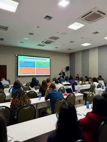 Diretor-geral do HRCC ministra oficina durante o 3º Seminário Proadi-SUS