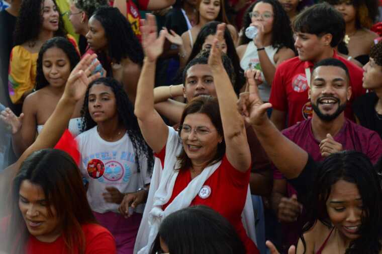 Adélia promove adesivaço e inaugura comitê de campanha em Ilhéus