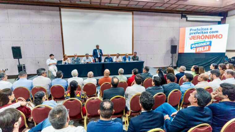 Jerônimo, Geraldinho, Wagner e Rui reúnem mais de 70 prefeitos em Salvador