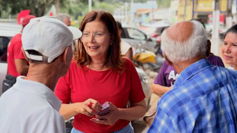 Adélia destaca pavimentação da BA-676 durante corpo a corpo em Una