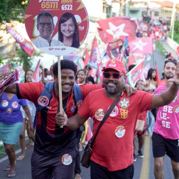 Tardezinha de Jero e Lula reúne militância e população em caminhada pelo bairro da Conquista, em Ilhéus