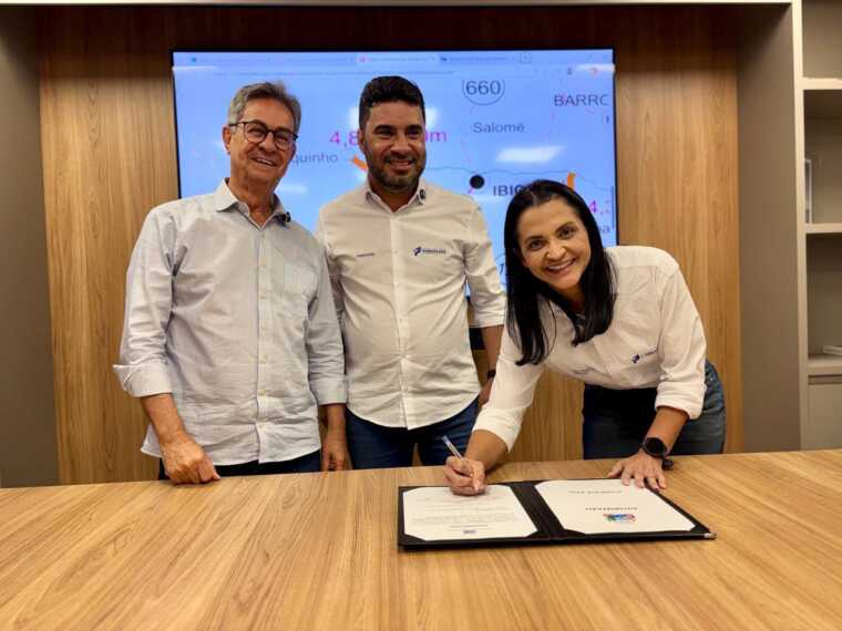 Estado da Bahia entrega escola em Saubara e autoriza pavimentação em Floresta Azul