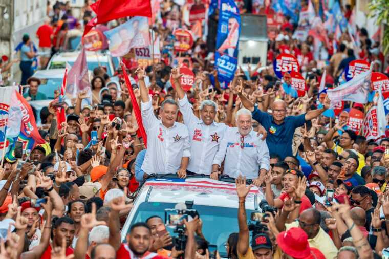 Jerônimo comanda caminhada em reduto da oposição e crava vitória no primeiro turno: “Na Bahia e no Brasil”