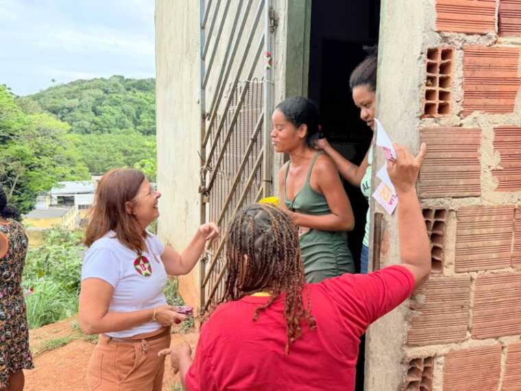 No Alto do Santa Inês, Adélia ressalta recursos do governo Lula para obras de contenção