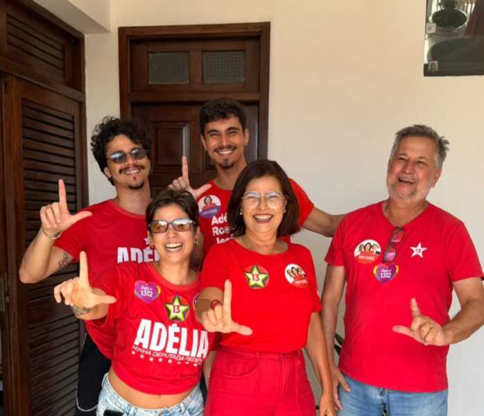 Adélia vota em Ilhéus acompanhada da família e de apoiadores